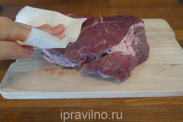Kami menempatkan daging sapi di lengan dalam loyang, loyang harus disegel dengan kawat khusus (biasanya disertakan dengan tas kue)
