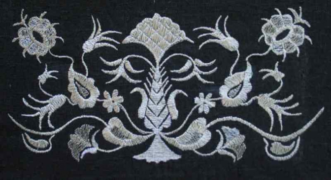 Есть также символ «марам», который довольно часто встречается на вышивке и орнаментах, особенно главных покрывалах и поясах с широкой шерстяной ткани (учкьурах) - это «дерево жизни»